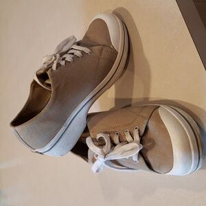 Womens size 39 tan Dansko sneakers with a slight heal.